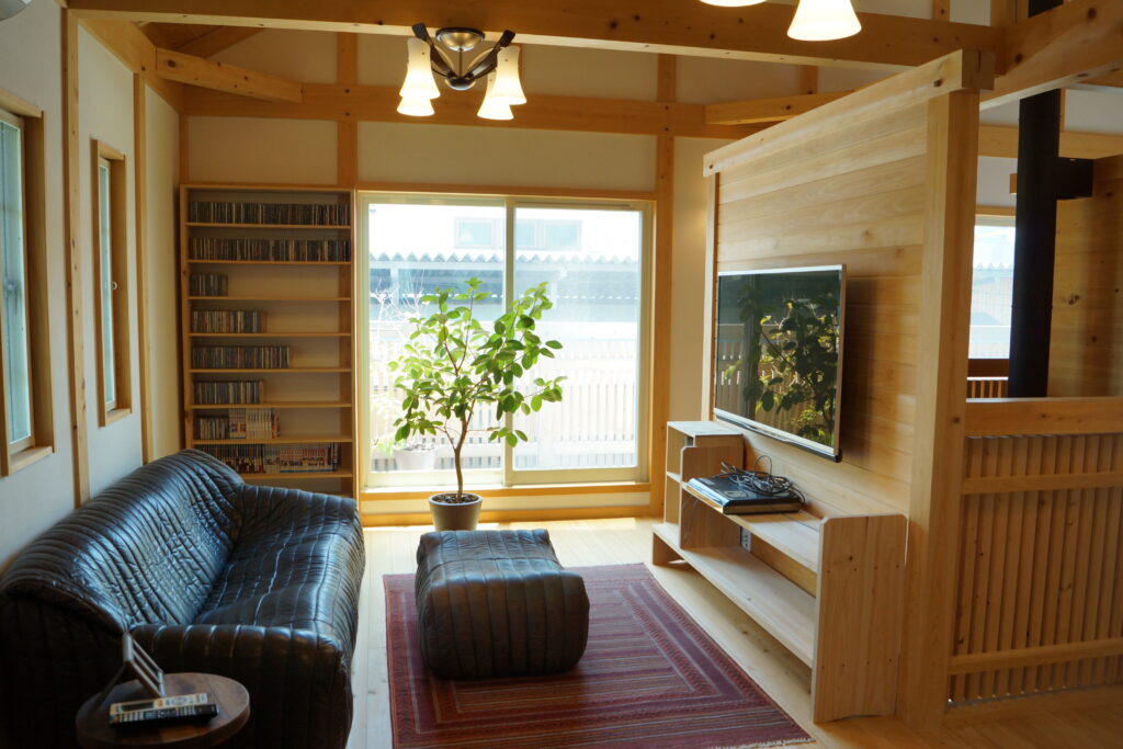 小さい家とグリーンの画像